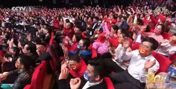 春晚观众戴的红口罩火了！这款口罩的防疫效果如何？
