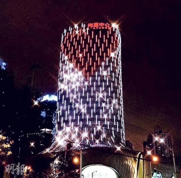 2017年维密秀，对待奚梦瑶摔跤事件，来尬聊会儿你第一时间关注到的是什么？