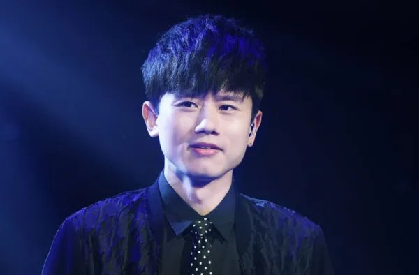 《乐队的夏天》中的乐队为什么都讨厌张杰的歌？