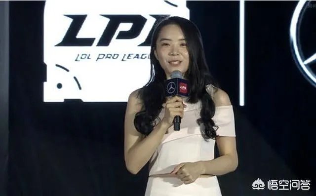 Rookie拿到冠军，但是女友被网友吐槽么得一点想法，没了美颜的女主持们很丑吗？