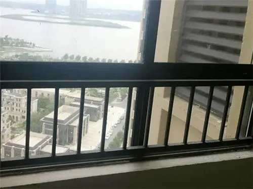 高层窗户装什么防护栏