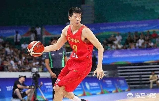 中国男篮世界杯战袍出炉，13人亮相谁最有可能无缘大名单？