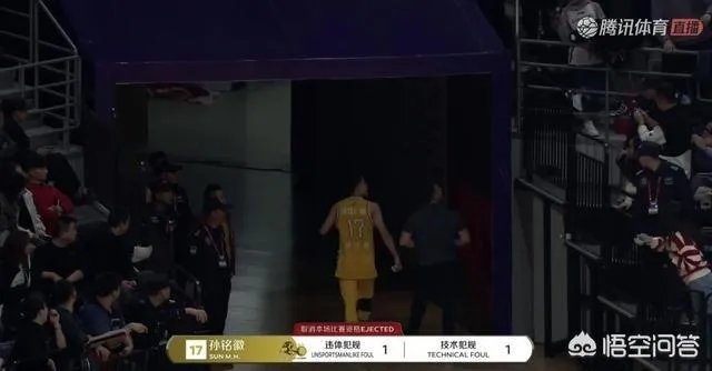 CBA第二轮，史蒂芬森一攻一防让孙铭徽领到一个技犯一个违体犯规，当时发生了什么？