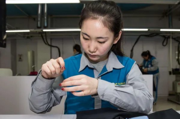 粗暴发工作证后，离职员工被同行派车秒接收，如何评价这骚操作？