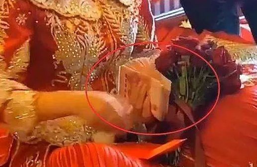 接亲被丈母娘嫌给一万八太少，遇到这样的情况，新郎该如何应对？