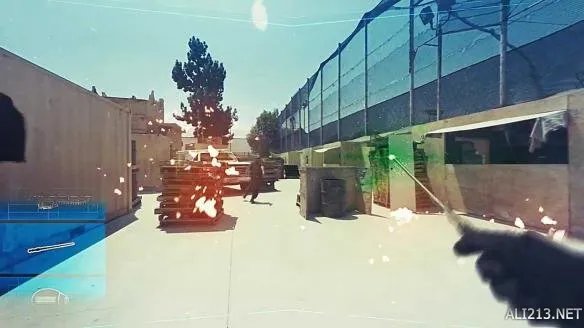 这样的真人CS玩起来那才带劲！各种神级武器乱入