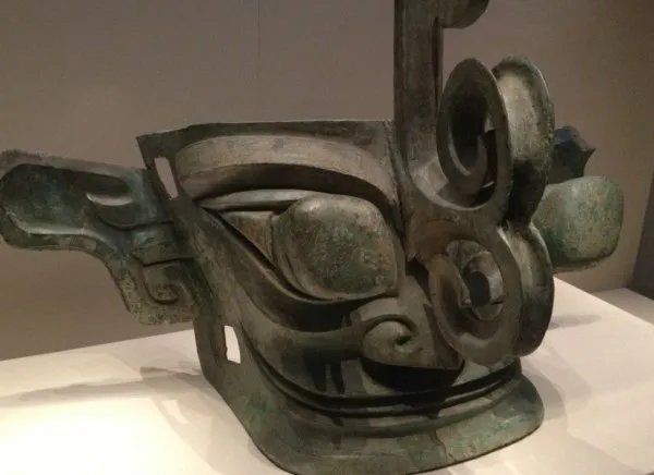 三星堆最大青铜尊被提取，文物是历史的瑰宝，它出土了哪些著名文物？