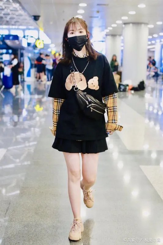 马蓉美腿吸睛现身机场，左手的戒指成为另一个焦点，有新恋情了吗？