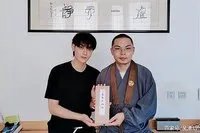 黄子韬八月曾为父祈福，其父是在何时患病的？