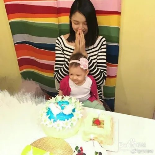 辣妈张梓琳抱女儿庆生 带娃新方式亮了