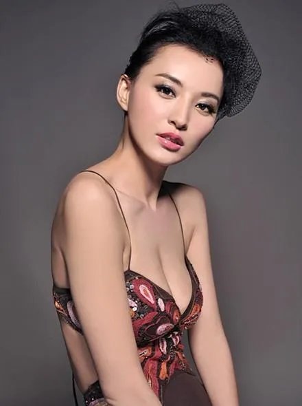 李晨的老实憨厚是真的还是装出来的？为什么他以前的情史混乱？