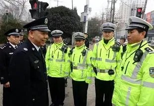 同时交往多个女朋友缺钱，大学生冒充警察查车罚款，是如何被警方发现的？