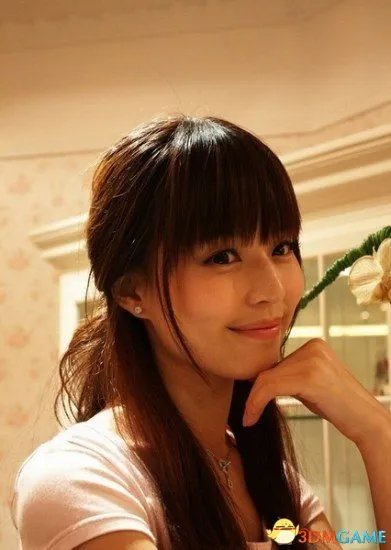 深大校花温健婷新旧照片对比：青涩退去变优雅