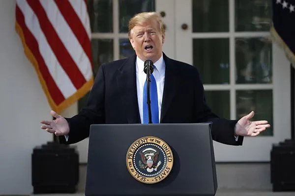 记者为何会当众拒绝特朗普让他摘下口罩的要求？