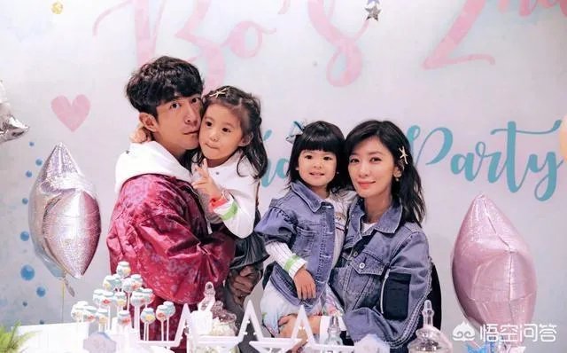 有哪些明星的孩子和他们长得很像？