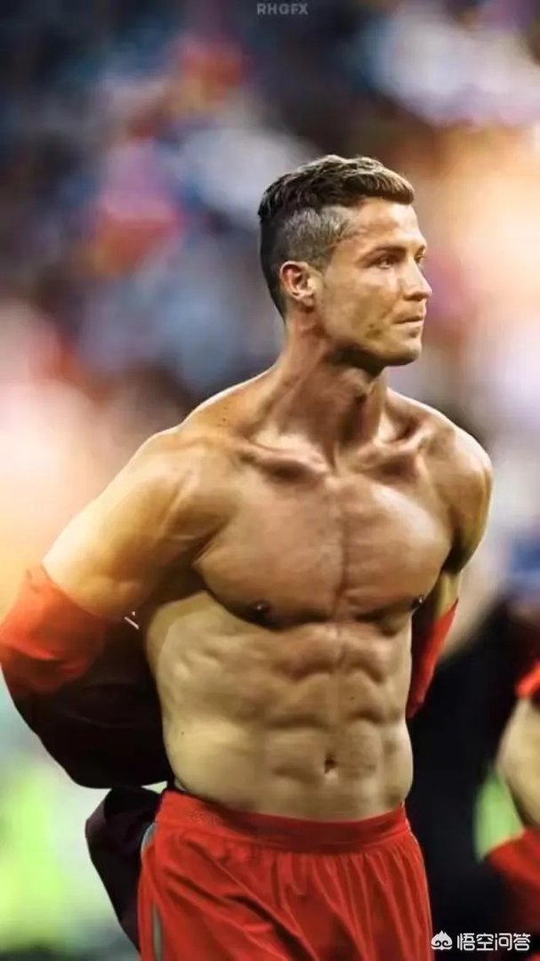 韦世豪脱衣庆祝晒肌肉，有球迷说：没纹身的话打满分，你怎么看？