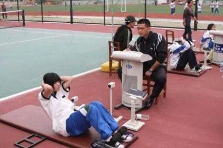 中考体育要达到语数外同分值，对中小学生有何影响？