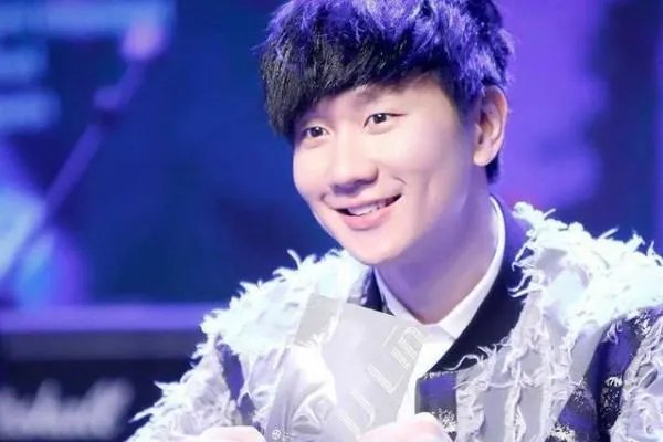 林俊杰看病吊水针头被粉丝买走，粉丝追星还有哪些过火的举动？