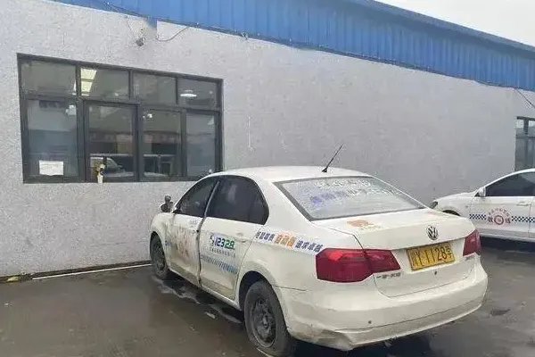 四川平昌一驾校的学员练车时撞倒另一学员，驾校该不该承担这件事的责任？