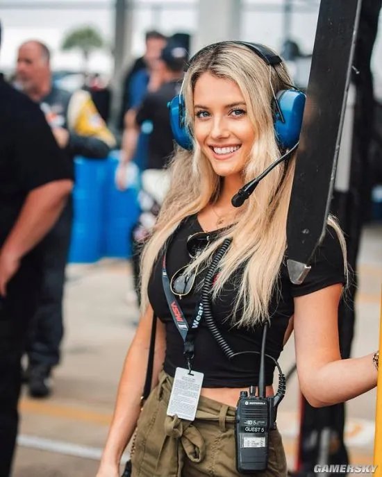 95后火辣美女赛车手 绝妙身材堪比车模