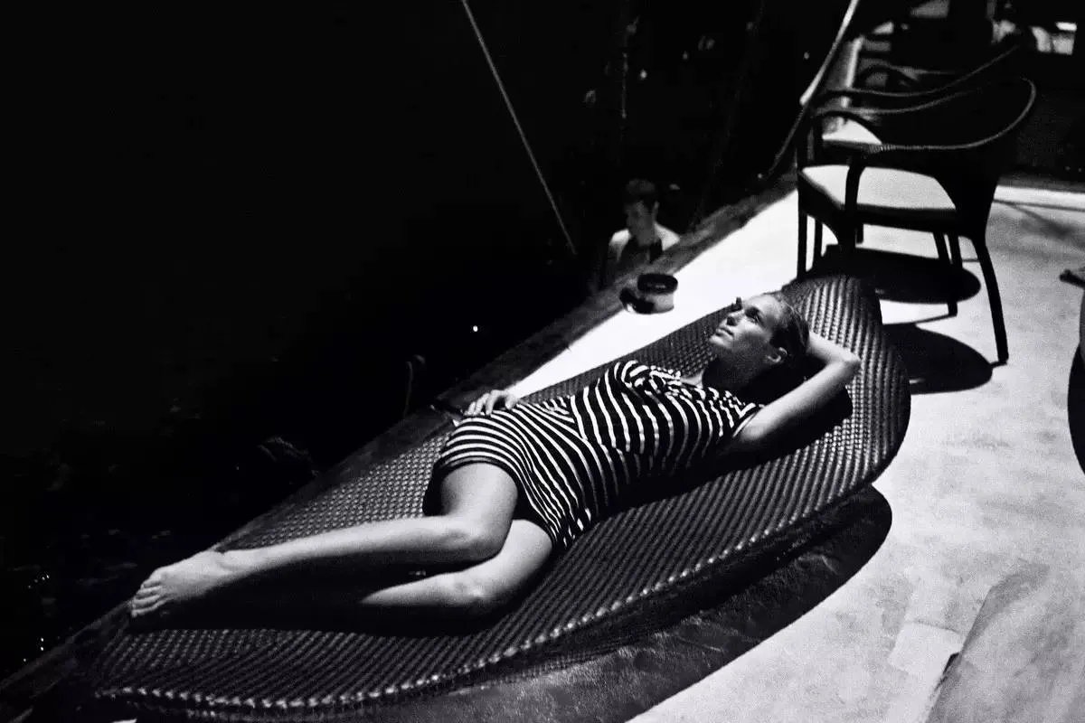 他把家具拍成了时尚大片的格调，香格里拉、四季等国际酒店都是它的忠实客户