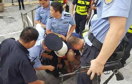 持刀挟持女友弟弟是犯罪吗？