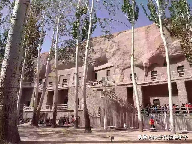 敦煌雨势加大，莫高窟崖体有碎石掉落暂停开放，凡已预订今日门票未出票订单可退，已出票需窗口办理退票。你怎么看？