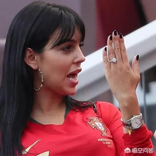 C罗向乔治娜求婚成功， 大家觉得店员出身的“罗嫂”怎么样？