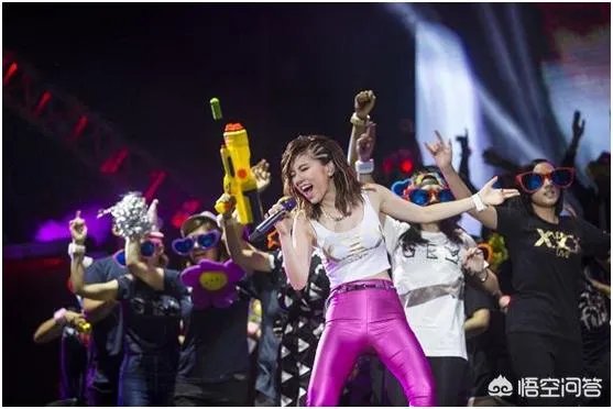 邓紫棋汪峰喜欢穿皮裤，娱乐圈还有谁？