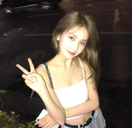 王思聪带女生现身楼盘看房，王思聪与这位女生是何关系？