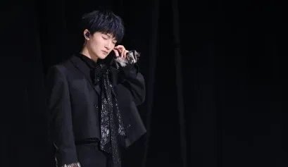 网友评价周深嗓子里装了音响，他的歌唱功底有多深厚？