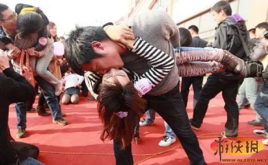 “接吻”马拉松？合肥上演接吻大赛多人晕倒