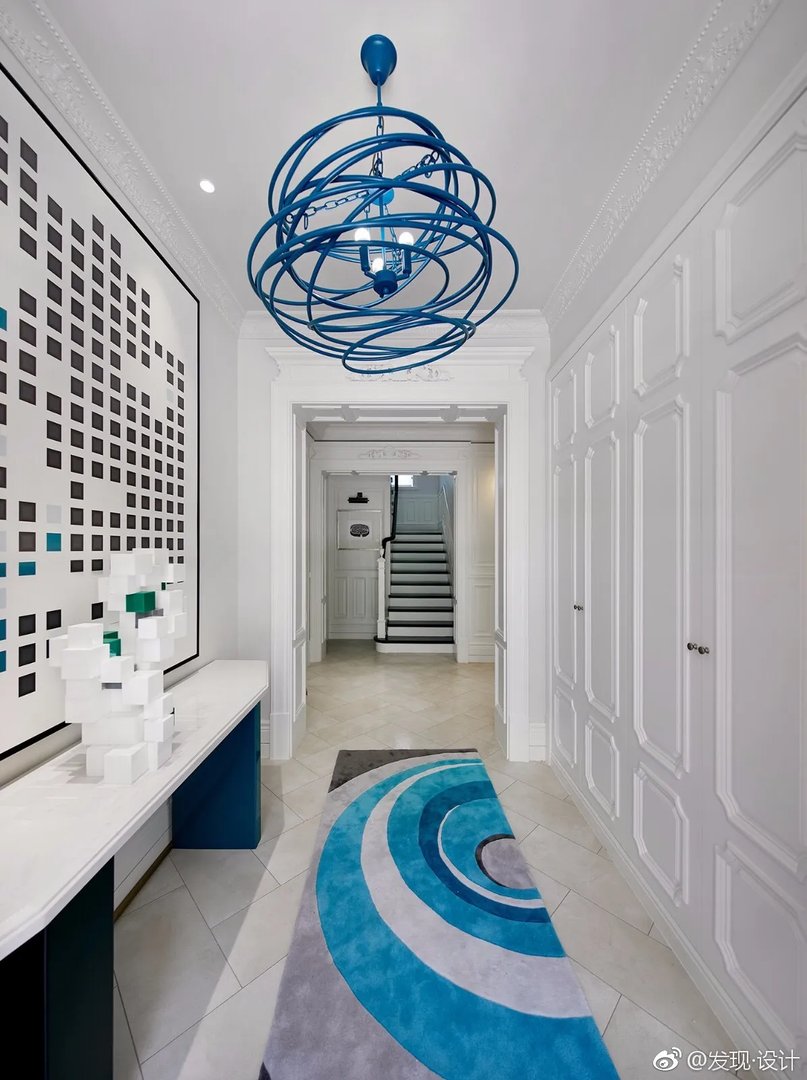 丹桂花园三层老房改造 在一个有色彩斑斓的艺术空间中，色彩与形...