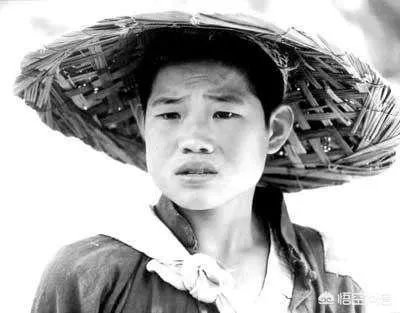 如何评价“小兵张嘎”扮演者在新歌MV《哥不是娘炮》中的造型？