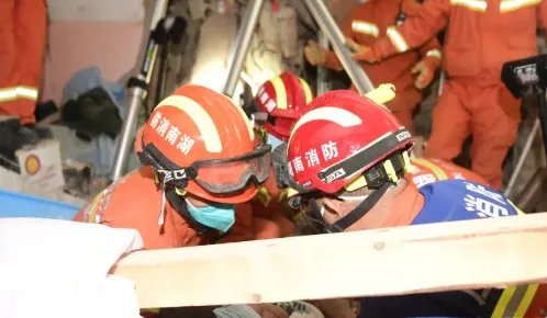 长沙倒塌事故被困者敲了2天2夜管子，救援工作的难度有多大？