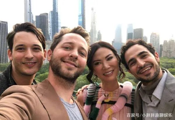 嫁豪门，恋上小鲜肉，52岁的邓文迪过得怎么样？