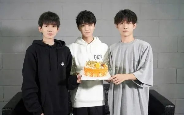 王俊凯王源为易烊千玺庆生，他们之间的关系如何？