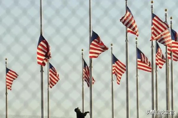 美国死亡病例10万，全国降半旗哀悼，总统却去打高尔夫，你怎么看？