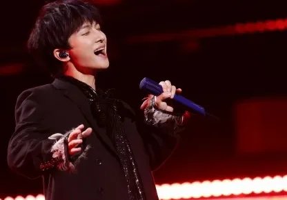 网友评价周深嗓子里装了音响，他的歌唱功底有多深厚？