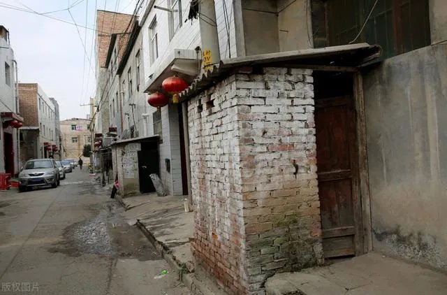 农村改厕是一个旱厕蹲便器能直接在上面安装个坐便器吗？为什么？