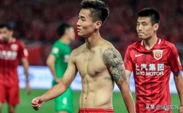 韦世豪脱衣庆祝晒肌肉，有球迷说：没纹身的话打满分，你怎么看？