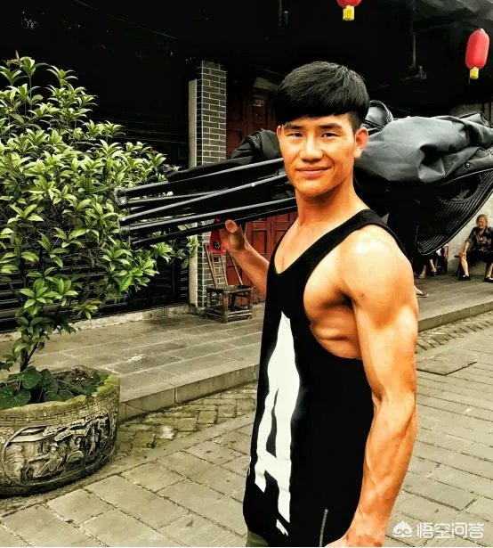 如何评价“小兵张嘎”扮演者在新歌MV《哥不是娘炮》中的造型？