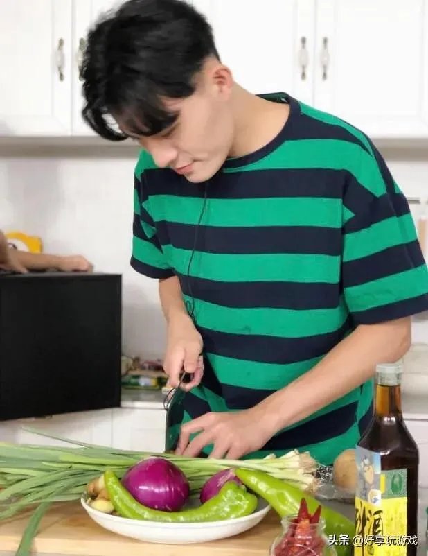 虎牙主播心态与轩子巨2兔录节目，直播中意外流鼻血，心态：这腿谁顶得住！如何评价？