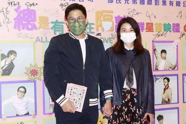 郭晶晶婚礼上父母坐经济舱是怎么回事？