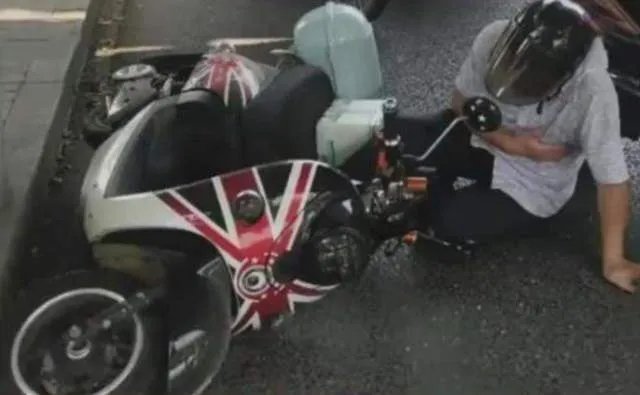 外卖小哥见义勇为，扶起摔倒的老人，却反被泼脏水，最终结果如何？