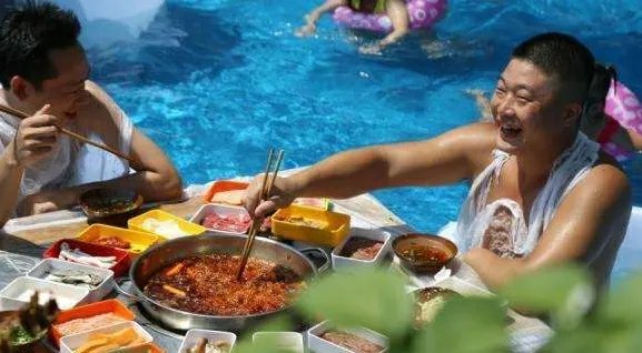 如何看待重庆游客坐冰桶里吃火锅这件事？