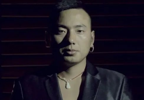 天都快亮了，我的心却哭了！我不敢再多看你一眼！是什么歌？