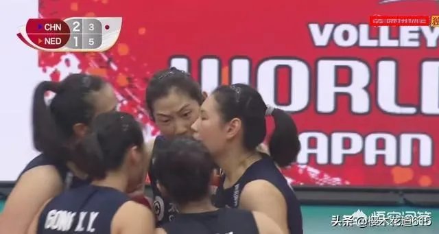 女排战胜荷兰获九连胜，但为何比赛中朱婷怒吼队友，赛后全队没有庆祝，当时发生了什么？
