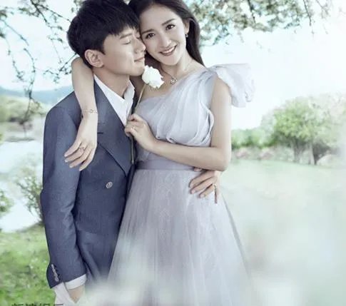 陈小春怀旧，黄晓明奢华，明星结婚请帖都如何设计？