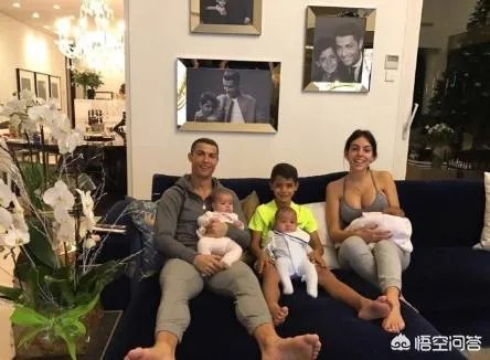 C罗向乔治娜求婚成功， 大家觉得店员出身的“罗嫂”怎么样？